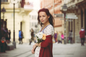 Obraz premium Girl with flowers on the boardwalk 