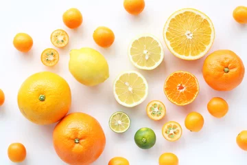 Gordijnen Diverse citrusvruchten op witte achtergrond © nana77777