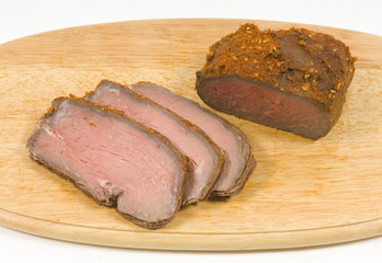 Ganzer Kasseler Braten auf Küchenbrett.