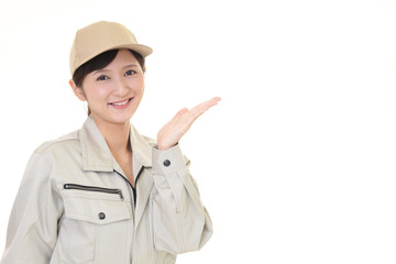 案内する笑顔の作業員