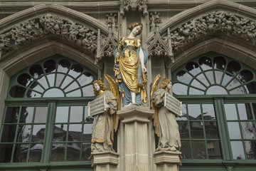 Obraz premium Hauptportal des Münsters mit Gerichtsengel, Bern, Schweiz