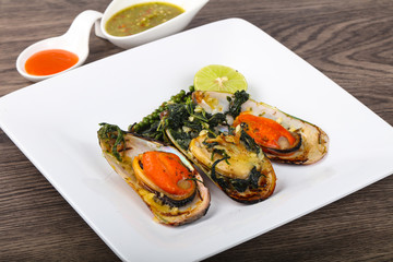 Baked mussels with spinach