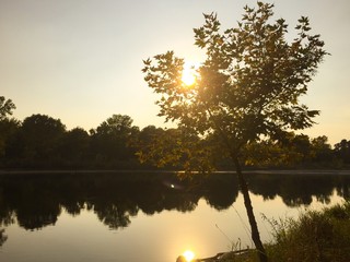 paesaggio lungo il fiume al tramonto d'estate