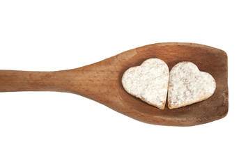 cuillère en bois et cœurs en biscuits 