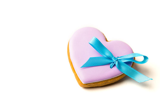 Cookies in the shape of a heart with a bow