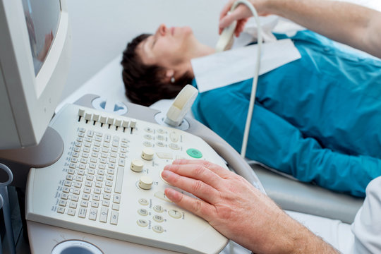 Schilddr&uuml;sen Untersuchung mit Hilfe der Sonographie an Patientin