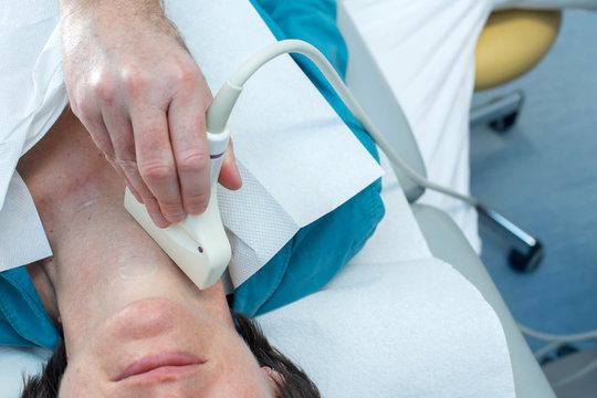 Sonographie Untersuchung der Schilddr&uuml;se an Patientin in der Arzt Praxis