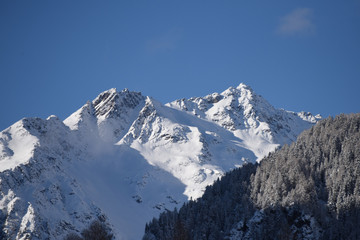 Fototapeta na wymiar paesaggio invernale montagne neve nevicata sole alberi con neve neve fresca 