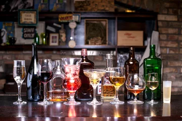 Fototapeten viele verschiedene Flaschen Alkohol in verschiedenen Formen, Gläser mit Alkohol in verschiedenen Formen, auf der Bar © Андрей Бутко