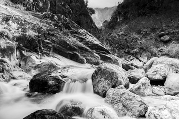 paesaggio del torrente che scorre effetto velluto 