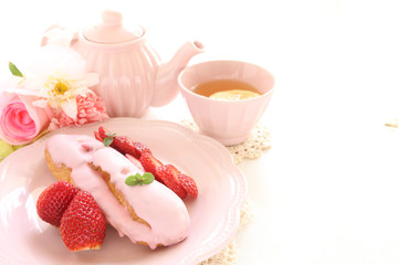 Obraz na płótnie Canvas French confectionery, strawberry elair