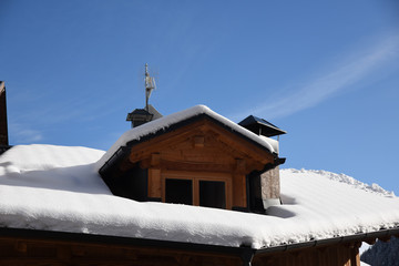 paese di montagna chalet baita tetti con neve maso 