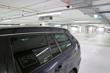 Auto in einem modernen Parkhaus