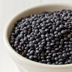 Schwarze Belugalinsen in einer Schüssel
