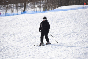Fototapeta na wymiar sci snowboard sciare neve pista da sci sport invernali 