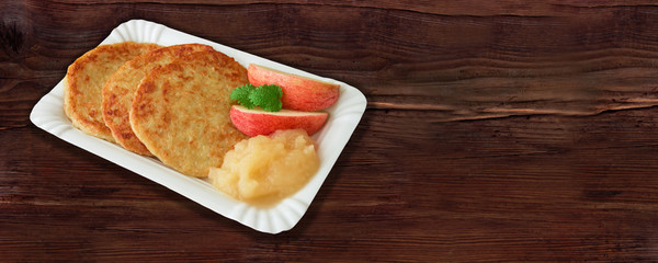 Kartoffelpuffer auf Holzhintergrund