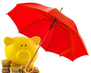 tirelire et pièces sous parasol rouge 