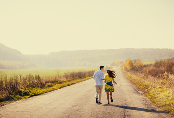 Obraz premium Brides running along the road