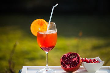 Granatapfel Cocktail im Garten