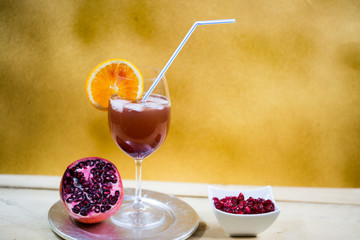 Granatapfel Cocktail, goldfarbenerHintergrund