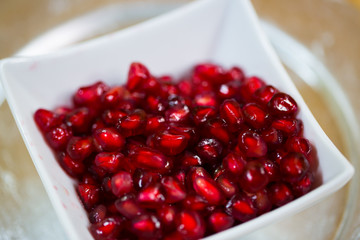 Granatapfelkerne in der Schüssel