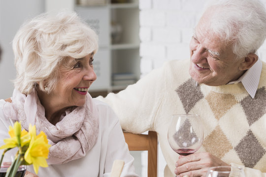 Elderly marriage during family dinner