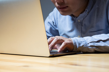 男性　ビジネス　残業