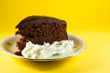 Torta al cioccolato su sfondo giallo