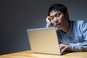 男性　ビジネス　残業