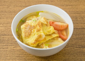 Thai Omelet Soup with Tomatoes and Scallion