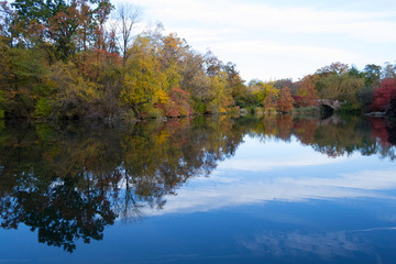 Fototapeta na wymiar Gapstow bridge in a colorfull fall morning