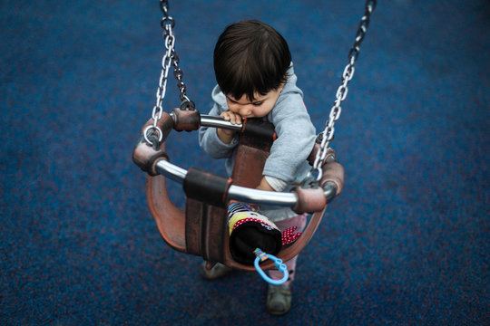 Ni&ntilde;o jugando solo en el parque