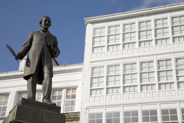 Monument Nicomedes-Pastor Diaz in the Main Square of Vivero, Lug