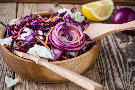 Chinese cabbage salad with red cabbage, carrot and red onion