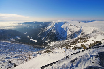 Obraz premium Schneekoppe Aussicht im Winter - view from mountain Sniezka in winter