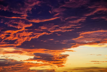 Fototapeta na wymiar Rote Wolken am Himmel bei Sonnenuntergang