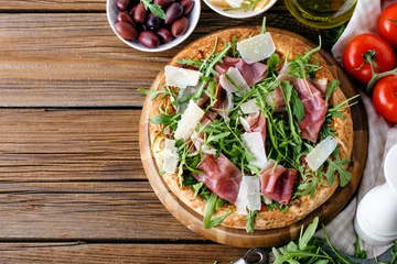 Crédence de cuisine en verre imprimé Pizzeria Frische Pizza mit Schincken und Rucolla 