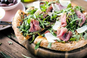 Cercles muraux Pizzeria Pizza fraîche au jambon et roquette