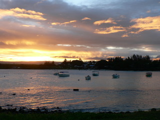 sonnenuntergang am meer mit booten