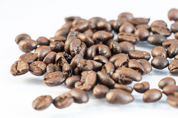 Photo macro coffee beans on a white background.