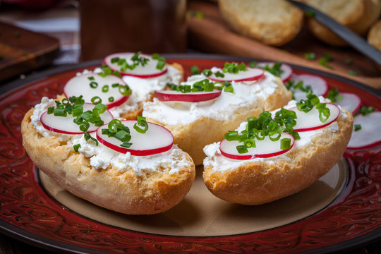 Toasts with radish, chives and cottage cheese.