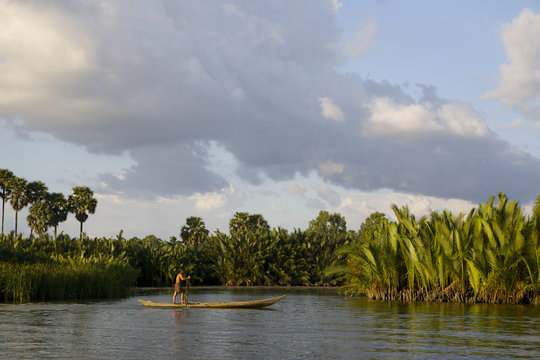 PECHEUR SUR LA KAMPOT RIVER AU CAMBODGE
