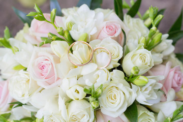 wedding arrangement, wedding bouquet with rings