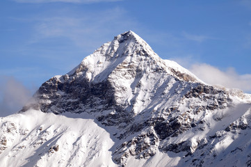 Obraz premium Paesaggio alta montagna con vista orientale Piz Combul dalla cima Motta massiccio del Bernina Alpe Palù Chiesa Valmalenco 