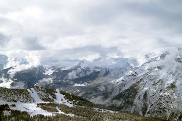 Paesaggio montuoso innevato della Valmalenco Alpe Palù Italia con cielo nuvoloso 