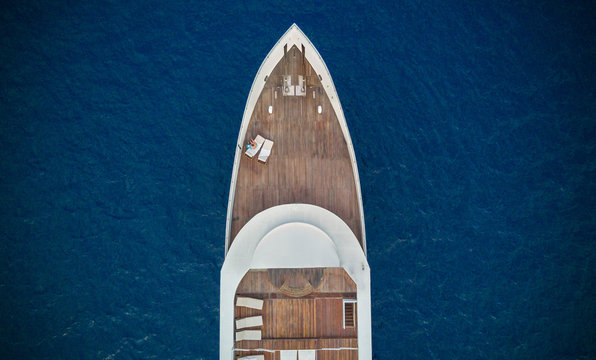 Fototapeta Widok z lotu ptaka duży jacht w morzu