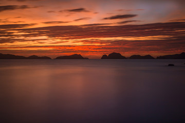 Coucher de soleil depuis la plage de Los Cabanas à El Nido