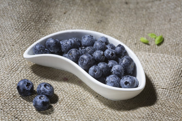 Schale mit Heidelbeeren vor   Hintergrund aus Rupfenstoff