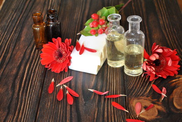 Mydła, olejki eteryczne i czerwone kwiaty