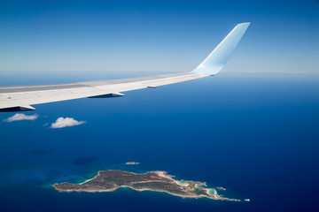 Flugzeugtragfläche mit Aussicht auf karibische Insel